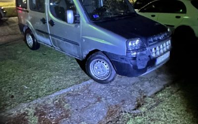 Postój pojazdem na terenie zielonym